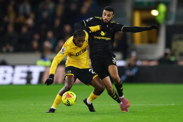 مزراوي في إحدى مباريات مانشستر يونايتد بالدوري الإنجليزي (رويترز)