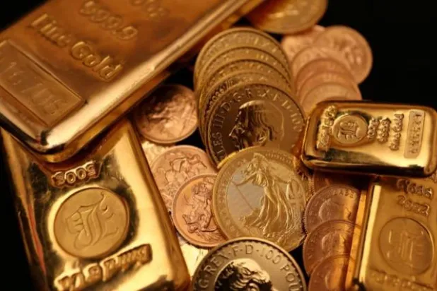 تُعرَض السبائك والعملات الذهبية بمتجر «بيرد وشركاه» في هاتون غاردن (رويترز)