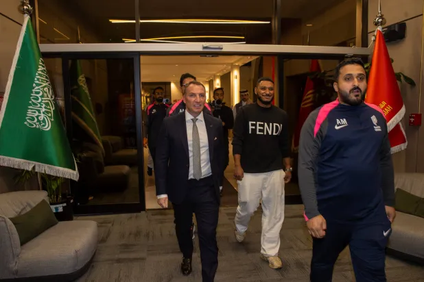 رودغرز خلال زيارته الأولى لمقر نادي القادسية (تصوير: عيسى الدبيسي)