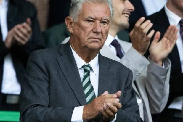 «الإساءات والتهديدات» تدفع رئيس سلتيك للاستقالة