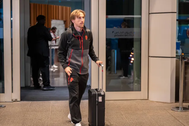 مودريتش قائد الميلان لدى وصوله مطار الرياض (الشرق الأوسط)