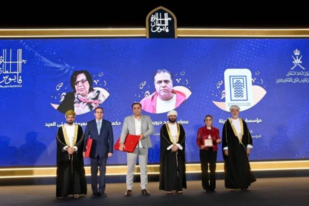 الفائزون بجائزة السُّلطان قابوس للثقافة والفنون والآداب في صورة جماعية مع راعي الحفل (العمانية)
