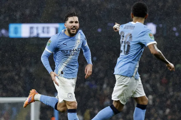 ريان شرقي محتفلا بهدفه في برينتفورد (رويترز)