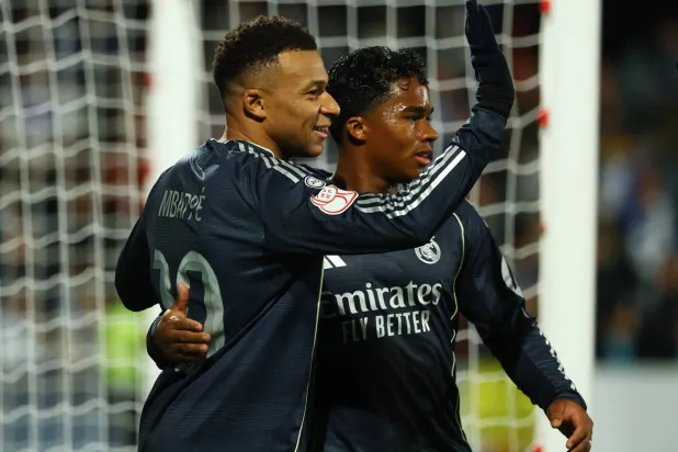 مبابي محتفلا بالهدف الأول (رويترز)