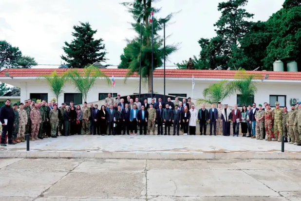 Ordu Komutanı General Rudolph Heykel, pazartesi günü güneyde silahsızlanma planının ilk aşamasının uygulanmasını gözden geçirmek üzere yaptığı ziyarette büyükelçiler, diplomatlar ve askeri ataşelerle bir araya geldi (Yönlendirme Müdürlüğü)