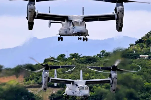 ABD Deniz Piyadelerine ait iki MV-22 Osprey uçağı, Ponce'daki Mercedita Uluslararası Havalimanı'ndan kalkış yapıyor (AFP)