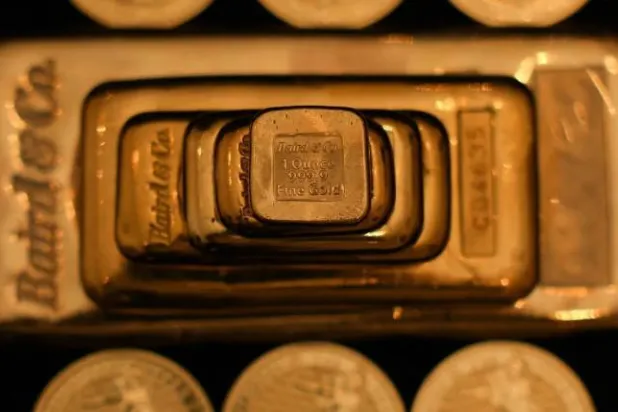 FILE PHOTO: UK gold bullion bars and coins are displayed at Baird & Co in Hatton Garden in London, Britain, October 8, 2025. REUTERS/Hiba Kola/File Photo