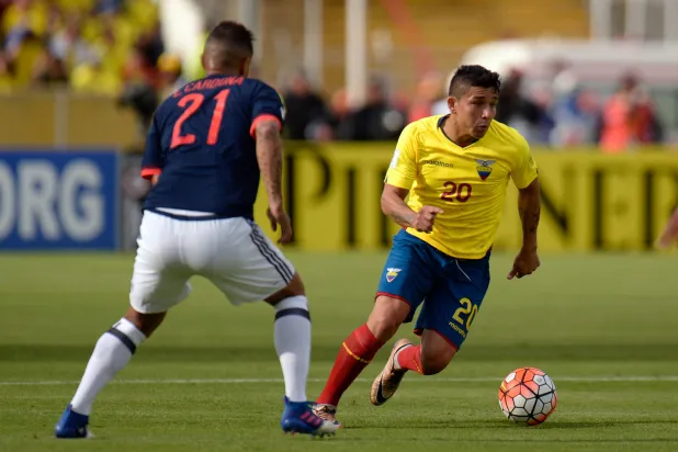 (FILES) Ecuador's defender Mario Pineida (C) vies for the ball with Colombia's midfielder Edwin Cardona (L) during their 2018 FIFA World Cup qualifier football match in Quito, on March 28, 2017. (Photo by Juan CEVALLOS / AFP)
