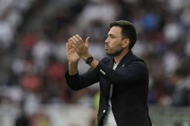 FILE - Coach Davide Ancelotti of Brazil's Botafogo instructs his players during a Copa Libertadores round of sixteen second leg soccer match against Ecuador's Liga Deportiva Universitaria at Rodrigo Paz Delgado stadium in Quito, Ecuador, Aug. 21, 2025. (AP Photo/Dolores Ochoa, File)