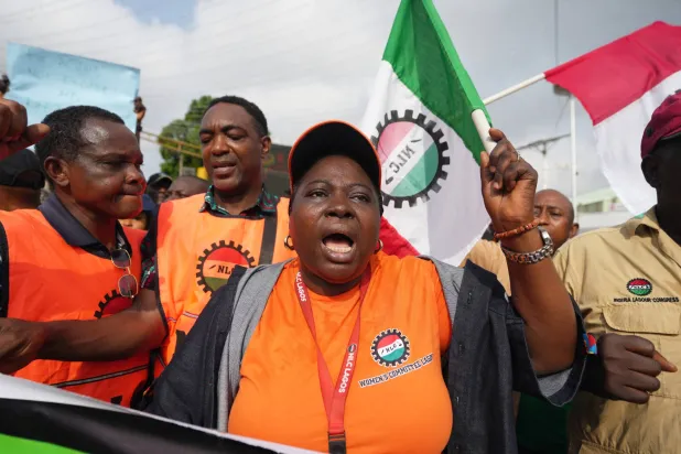 عمال المؤتمر العمالي النيجيري يحتجّون على انعدام الأمن في شوارع لاغوس - نيجيريا الأربعاء 17 ديسمبر 2025 (أ.ب)