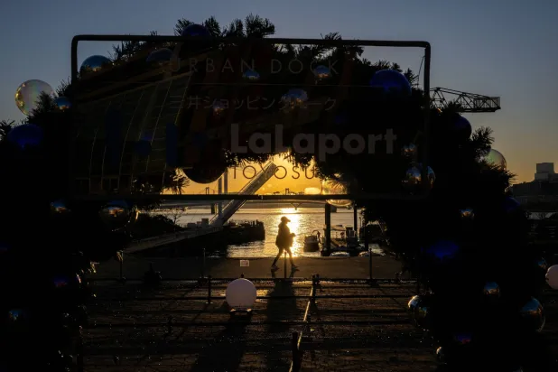 غروب الشمس على شاطئ بالعاصمة اليابانية طوكيو (أ.ف.ب)