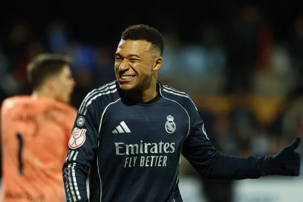 كيليان مبابي يبدو سعيداً بما يحققه من إنجازات (رويترز)