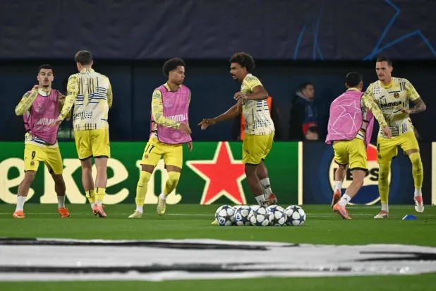 يستعد فياريال لاستضافة برشلونة بالجولة السابعة عشرة من الدوري الإسباني لكرة القدم (أ.ف.ب)