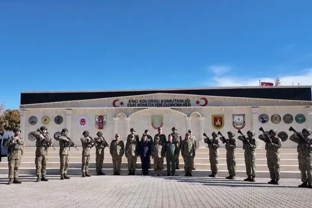 رئيس الأركان التركي سلجوق بيرقدار أوغلو وقادة القوات المسلحة أجروا تفتيشاً بمقر القيادة الرئيسي للفيلق السادس في كليس على الحدود السورية الأربعاء (الجيش التركي - إكس)