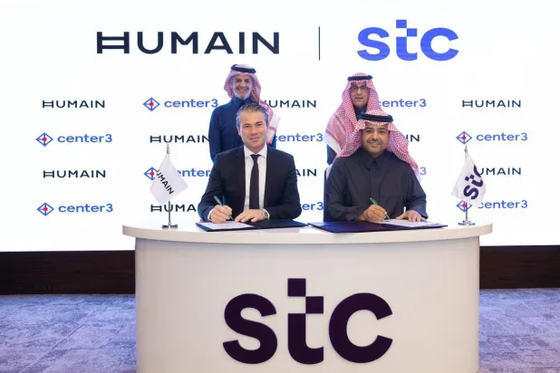 الوتيد رئيس «إس تي سي» وطارق أمين رئيس «هيومان» خلال توقيع الاتفاقية بحضور الأمير محمد بن خالد الفيصل رئيس مجلس «إس تي سي» ويزيد الحميد نائب محافظ الاستثمارات العامة (الشرق الأوسط)