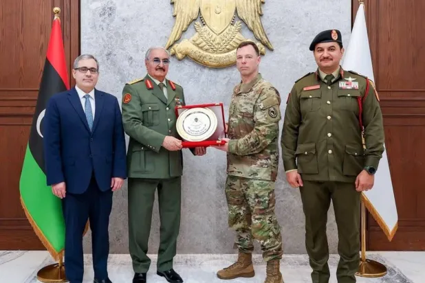 قائد «أفريكوم» مع حفتر في بنغازي (القيادة العامة لـ«الجيش الوطني» الليبي)