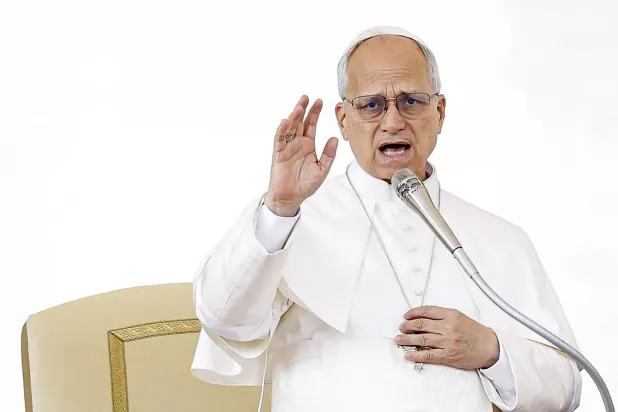 البابا ليو الرابع عشر يخاطب الناس في ساحة القديس بطرس بمدينة الفاتيكان يوم 17 ديسمبر 2025 (إ.ب.أ)