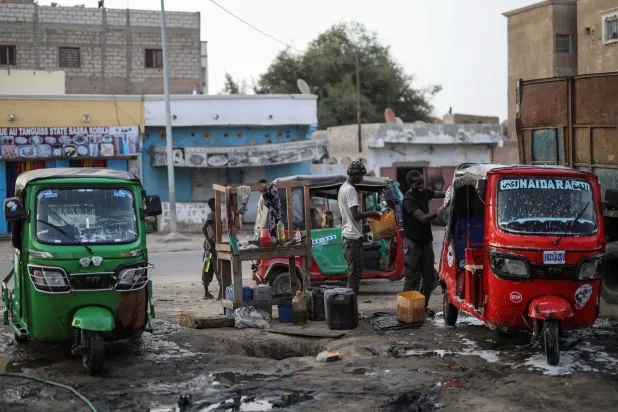 يضطر المهاجرون الوافدون إلى موريتانيا للاشتغال في وظائف صعبة بأجور هزيلة لتأمين رحلتهم السرية نحو أوروبا (رويترز)
