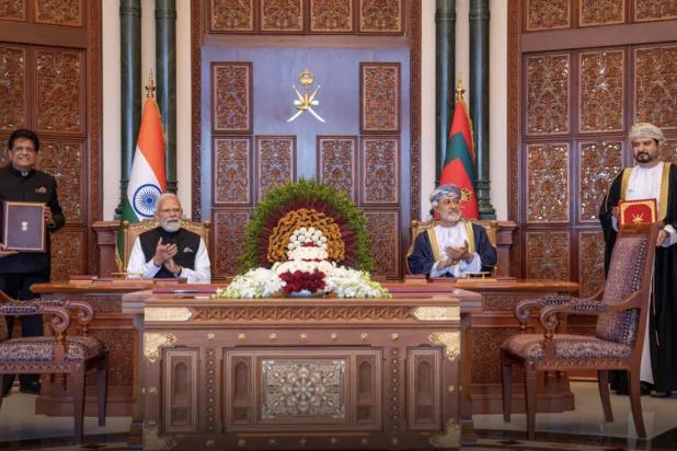 السلطان هيثم بن طارق سلطان عمان وناريندرا مودي رئيس وزراء الهند خلال توقيع اتفاقية الشراكة الاقتصادية الشاملة (العمانية)