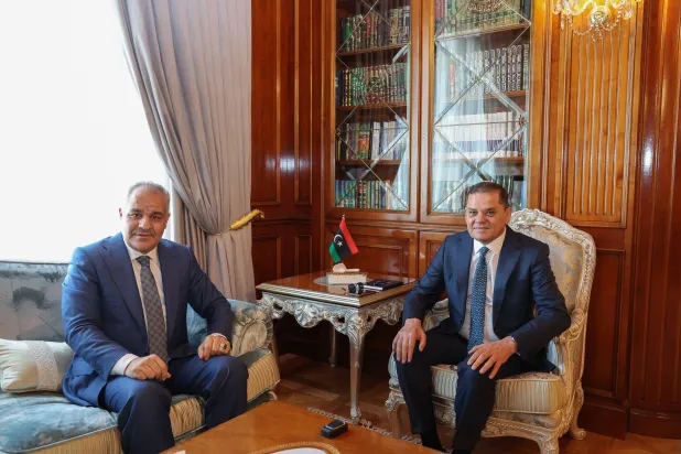 الدبيبة مجتمعاً في مكتبه بطرابلس مع محافظ مصرف ليبيا المركزي ناجي عيسى (مكتب الدبيبة)