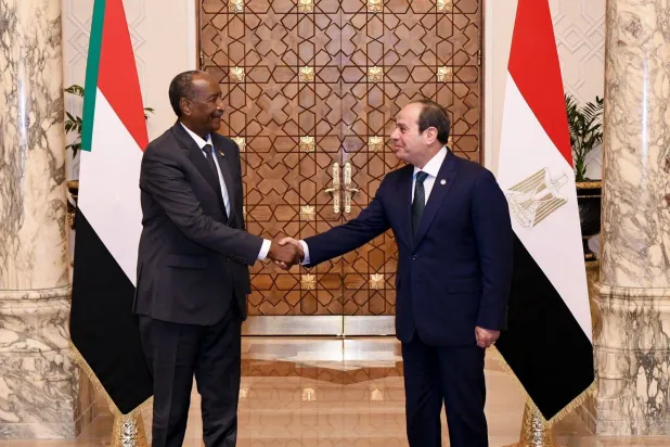 الرئيس المصري عبد الفتاح السيسي يصافح قائد الجيش السوداني الجنرال عبد الفتاح البرهان في القاهرة 18 ديسمبر 2025 (أ.ف.ب) 