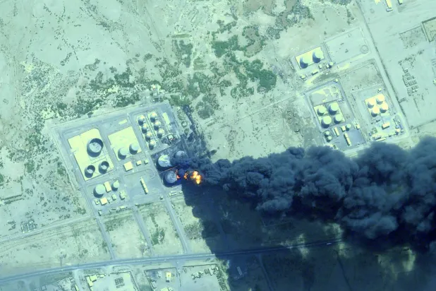 صورة فضائية تُظهر حريقاً في مستودع لخزانات الوقود بعد هجوم بطائرة مُسيَّرة شنَّته «قوات الدعم السريع» خارج بورتسودان (أ.ب)