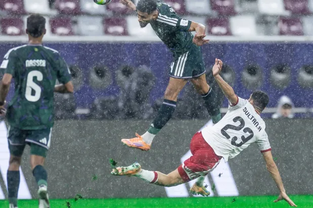 أمطار غزيرة أسهمت في توقف المباراة (المنتخب السعودي) 