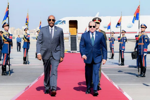 الرئيس المصري عبد الفتاح السيسي ورئيس مجلس السيادة الانتقالي عبد الفتاح البرهان في القاهرة الخميس (الرئاسة المصرية)