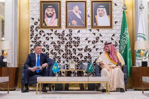 الأمير عبد العزيز بن سعود وزير الداخلية السعودي خلال استقباله نظيره الكازاخستاني الفريق إرجان سادينوف في الرياض (واس)