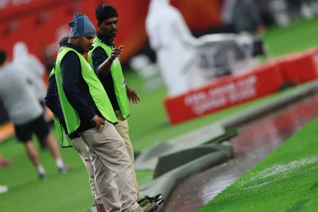 الأمطار الغزيرة أدت إلى إلغاء مباراة السعودية والإمارات (رويترز)