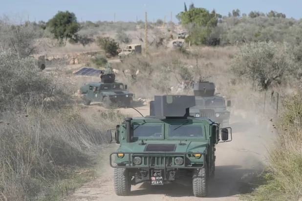 قافلة من الآليات العسكرية اللبنانية قرب الحدود مع إسرائيل في بلدة علما الشعب بجنوب لبنان (أرشيفية - أ.ب)