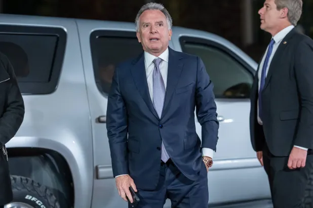 ستيف ويتكوف المبعوث الخاص للرئيس الأميركي دونالد ترمب لدى وصوله إلى مبنى المستشارية في برلين (د.ب.أ)