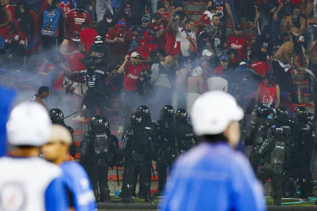 عناصر الشرطة تدخلت لفض الاشتباكات (إ.ب.أ)