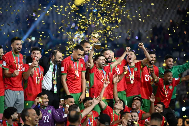 لاعبو المغرب لدى تتويجهم باللقب (تصوير: بشير صالح)