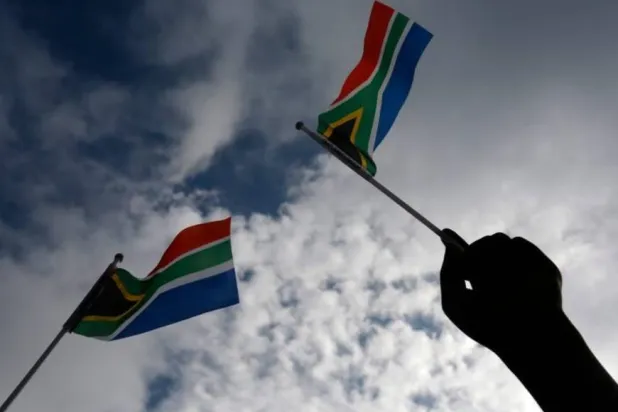 علمان لجنوب أفريقيا (أرشيفية - رويترز)