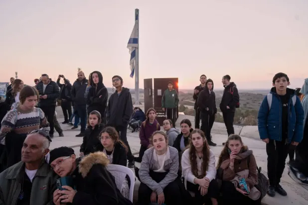 İsrail'de sağcı hareketlere mensup kişiler, Gazze Şeridi'nin yeniden işgalini talep etmek için Gazze'ye bakan bir tepede toplandı (AP)