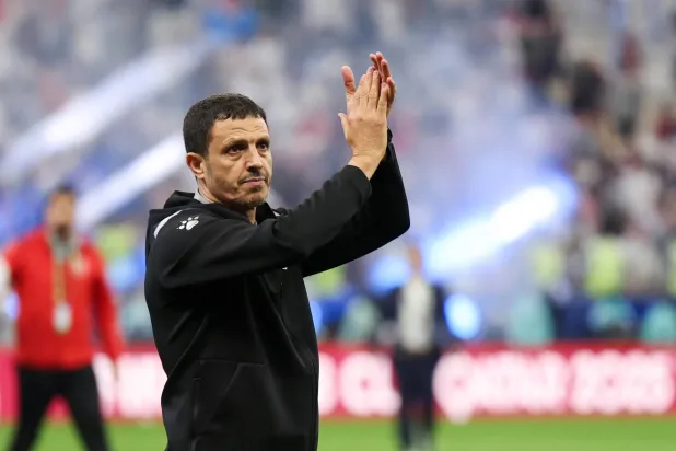 السلامي يحيي جماهير الأردن عقب نهاية المباراة (أ.ف.ب)