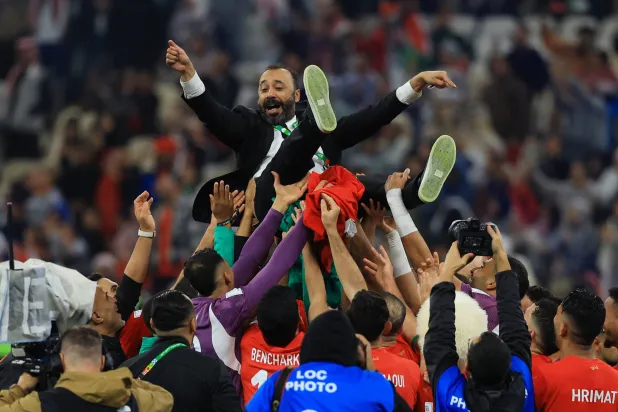 السكتيوي على الأعناق بعد الفوز باللقب العربي (رويترز)