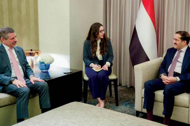 السفير الأميركي مجتمعاً مع عضو مجلس القيادة الرئاسي اليمني عثمان مجلي (سبأ)