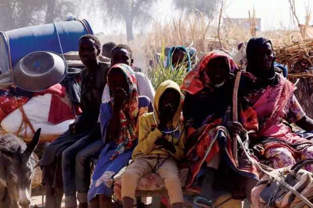 15 Nisan'da Hızlı Destek Kuvvetleri'nin Zemzem mülteci kampına düzenlediği saldırıların ardından yerinden edilmiş insanlar eşeklerin çektiği bir arabayla taşınıyor (Reuters).