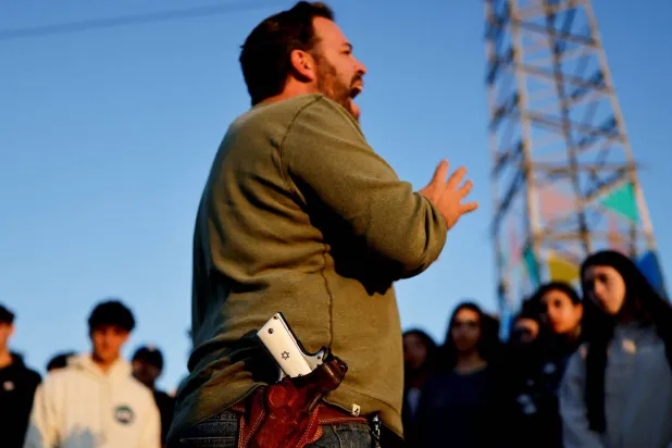  مستوطنون إسرائيليون يدعون إلى إعادة احتلال غزة خلال فعالية في سيدروت جنوب إسرائيل أمس (رويترز)