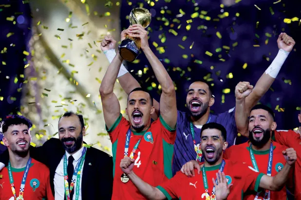  لاعبو المغرب خلال تتويجهم بلقب «كأس العرب» أمس (رويترز)