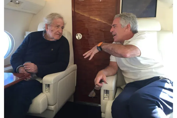 جيفري إبستين وهو يتحدث مع أستاذ اللغويات والناشط السياسي نعوم تشومسكي (ا.ب)