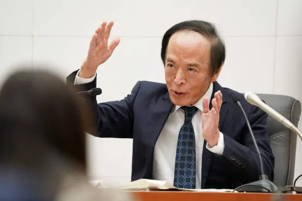 محافظ البنك المركزي الياباني كازو أويدا في مؤتمر صحافي بمقر البنك في العاصمة طوكيو (أ ف ب)