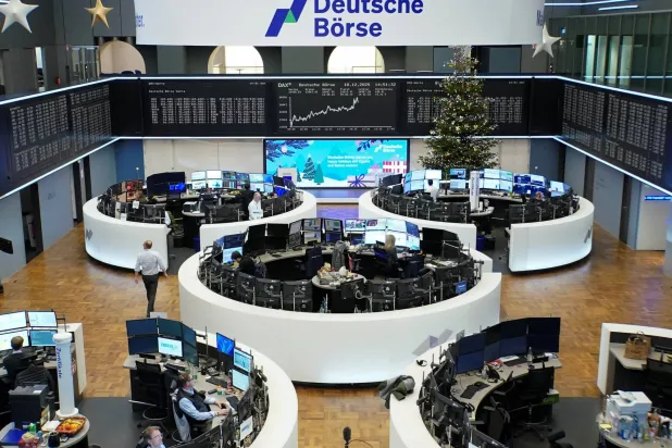 رسم بياني لمؤشر الأسهم الألماني «داكس» يظهر في بورصة فرانكفورت (رويترز)