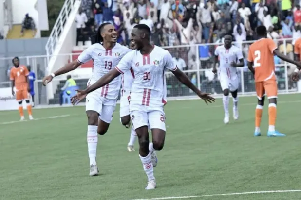 يسعى لاعبو المنتخب السوداني إلى رسم البسمة على شفاه شعب مزقته الحرب (الشرق الأوسط)