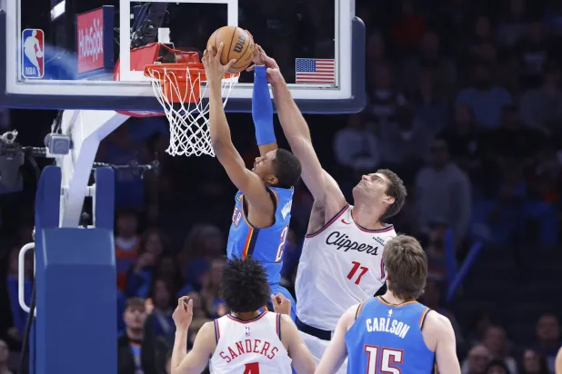 حقق أوكلاهوما فوزه الخامس والعشرين في 27 مباراة بتغلبه على ضيفه لوس أنجليس كليبرز (رويترز)