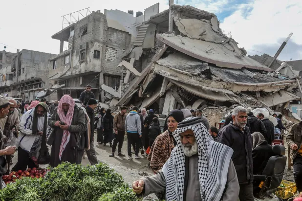 12 February 2025, Palestinian Territories, Khan Younis: Palestinians shop in a market in the middle of the destruction in Khan Younis, after the Israeli Forces withdrew as part of the ceasefire agreement with Hamas. Photo: Abed Rahim Khatib/dpa