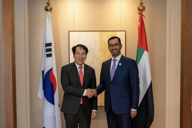 الدكتور سلطان الجابر العضو المنتدب والرئيس التنفيذي لـ«أدنوك» ويونغجين جانغ الرئيس ورئيس مجلس إدارة «كي - شور» (الشرق الأوسط)