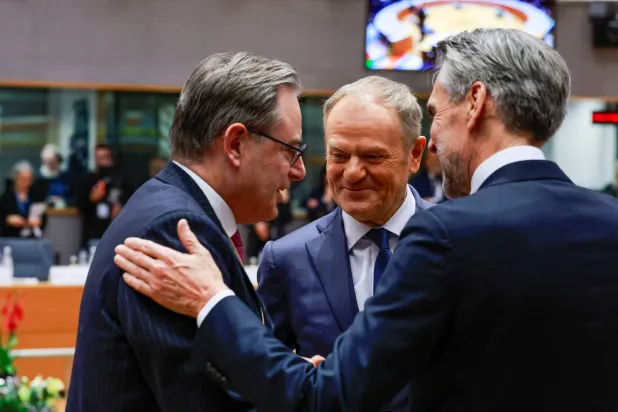 رئيس وزراء بلجيكا مع نظيريه البولندي والدنماركي في بروكسل لحضور القمة (رويترز)